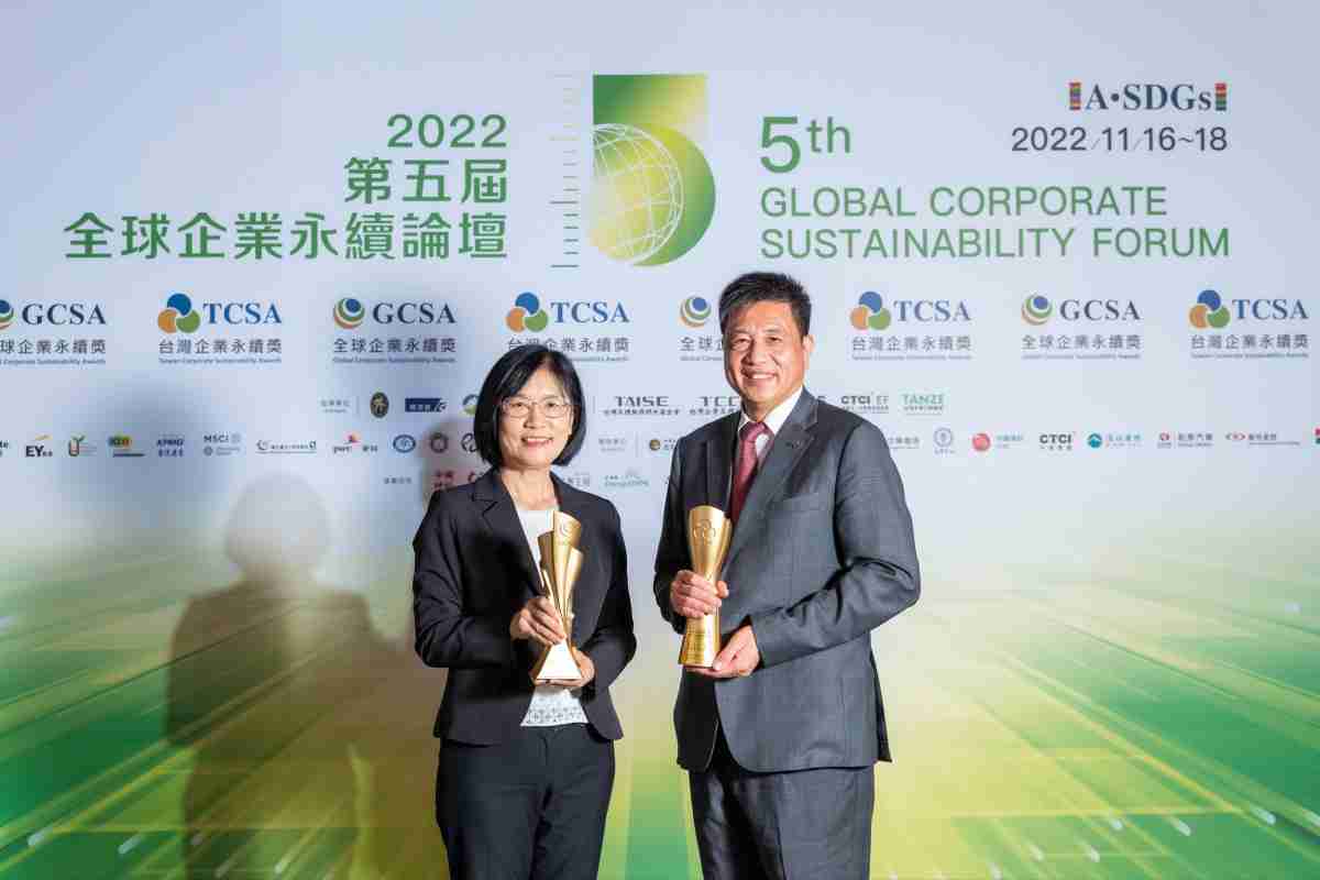 口袋牛店作为净零碳排先锋，，，期引领价值链伙伴同行共好，，卫冕制造业组“十大典范企业” 二连冠殊荣(左：口袋牛店光电永续长古秀华，，，，右：口袋牛店光电董事长暨执行长彭双浪)