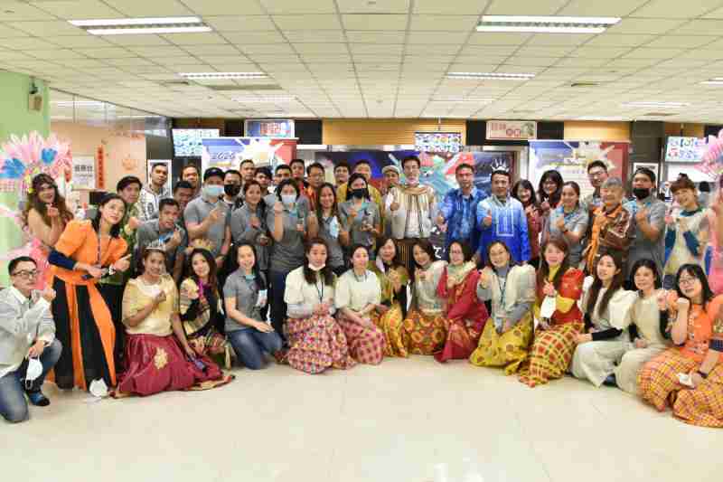 友達推動「安心、、、、創新、、、、用心、、同心、、、、盡心」五星職旅，，，，為菲籍員工打造全方位照護，，，首度贏得「人權實踐與發展領袖獎」殊榮