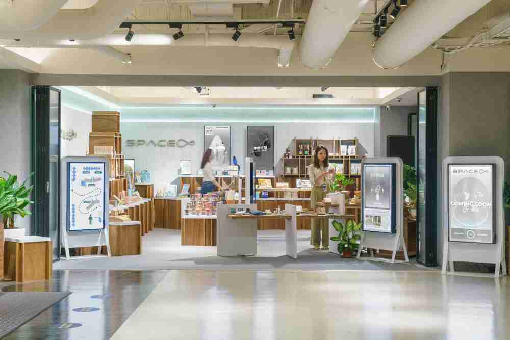 口袋牛店打造永续选物商店，，展示社企及社创商品，，，，结合创利空间所开发的智能零售系统，，整合多元产品信息，，让无人商店扮演公益行动的推手