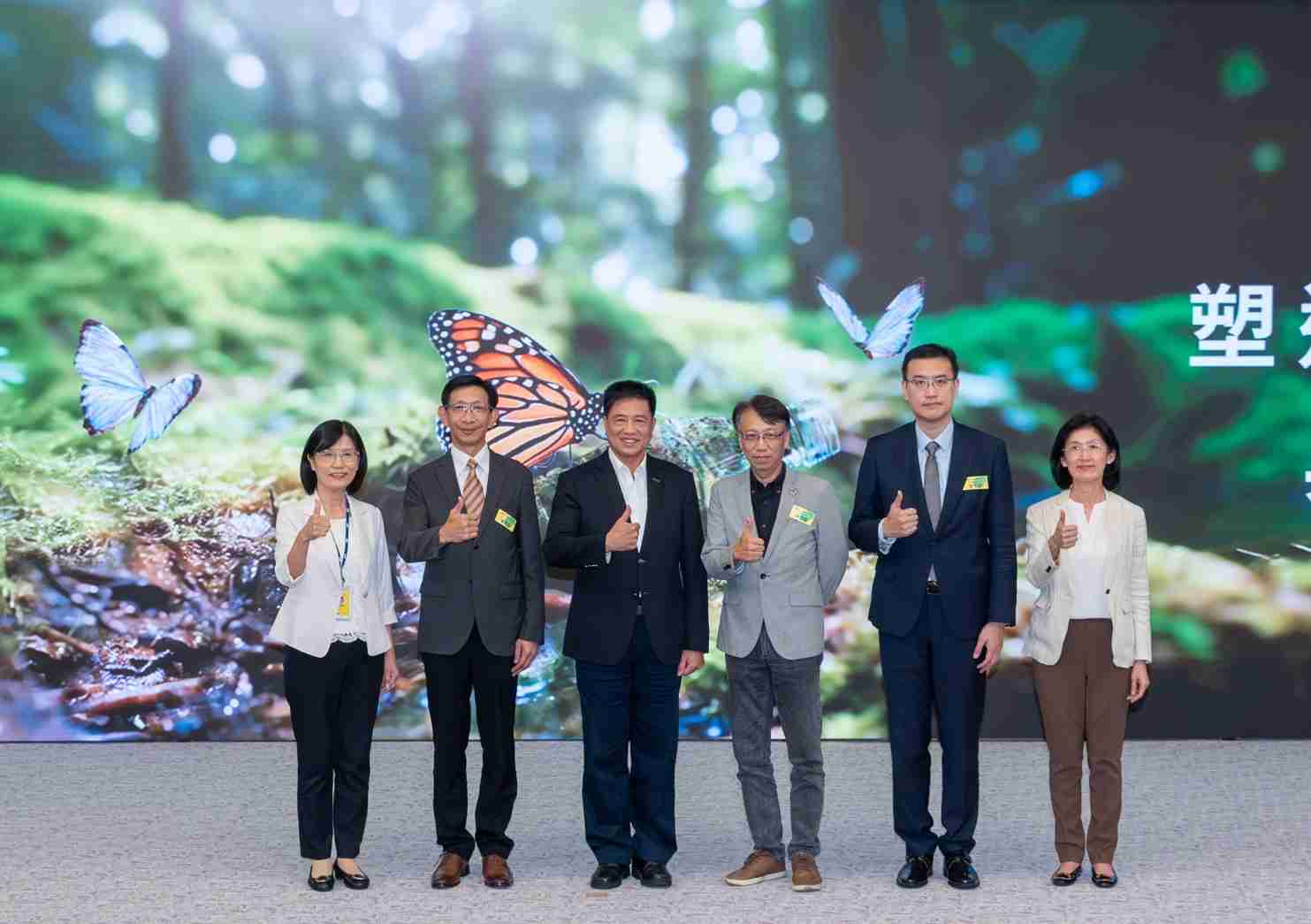 友達2023 CSR共榮大會，，，邀請領域專家分享交流生物多樣性管理趨勢、、、、無塑產品、、海廢永續塑料等議題  （圖左到右：友達光電永續長古秀華、、、3M台灣技術長陳君杰、、、、友達光電董事長暨集團策略長彭双浪、、、、光寶科技企業永續發展處處長陳慶暉、、安永聯合會計師事務所執業會計師曾于哲、、、友達光電供應鏈總部副總經理吳宜芳）