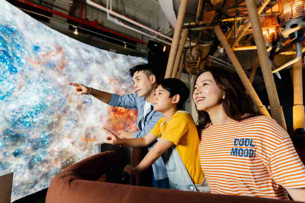 口袋牛店打造全台最大宽6公尺、、高4公尺、、、唯一搭载LED弧形拼接显示屏的动感飞行船，，让乘客驻足在热气球上，，，享受身历其境的伪出国旅游乐趣