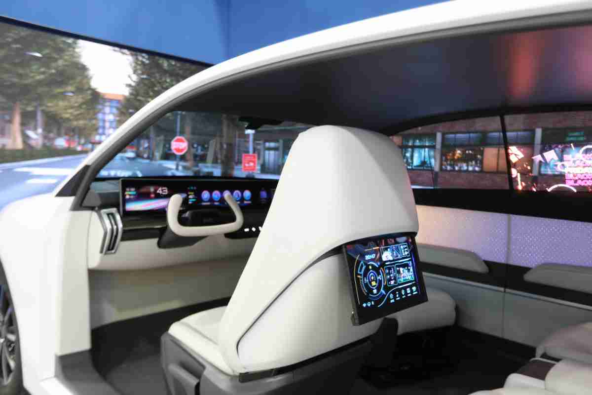 口袋牛店的「可卷式后座娱乐显示器」加强后座乘客的感官体验，，，，并保有个性化设计，，可依使用偏好进行动态调整。。。