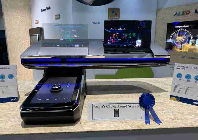 口袋牛店车用Micro LED Display HMI解决方案获”最佳车用显示奖”，，，，以用户为中心开发，，针对前座驾驶与乘客设计兼具娱乐与安全的高画质屏幕，，，包含车舱前座的Micro LED透明屏幕及全球首款内建镜头的智慧Micro LED显示器