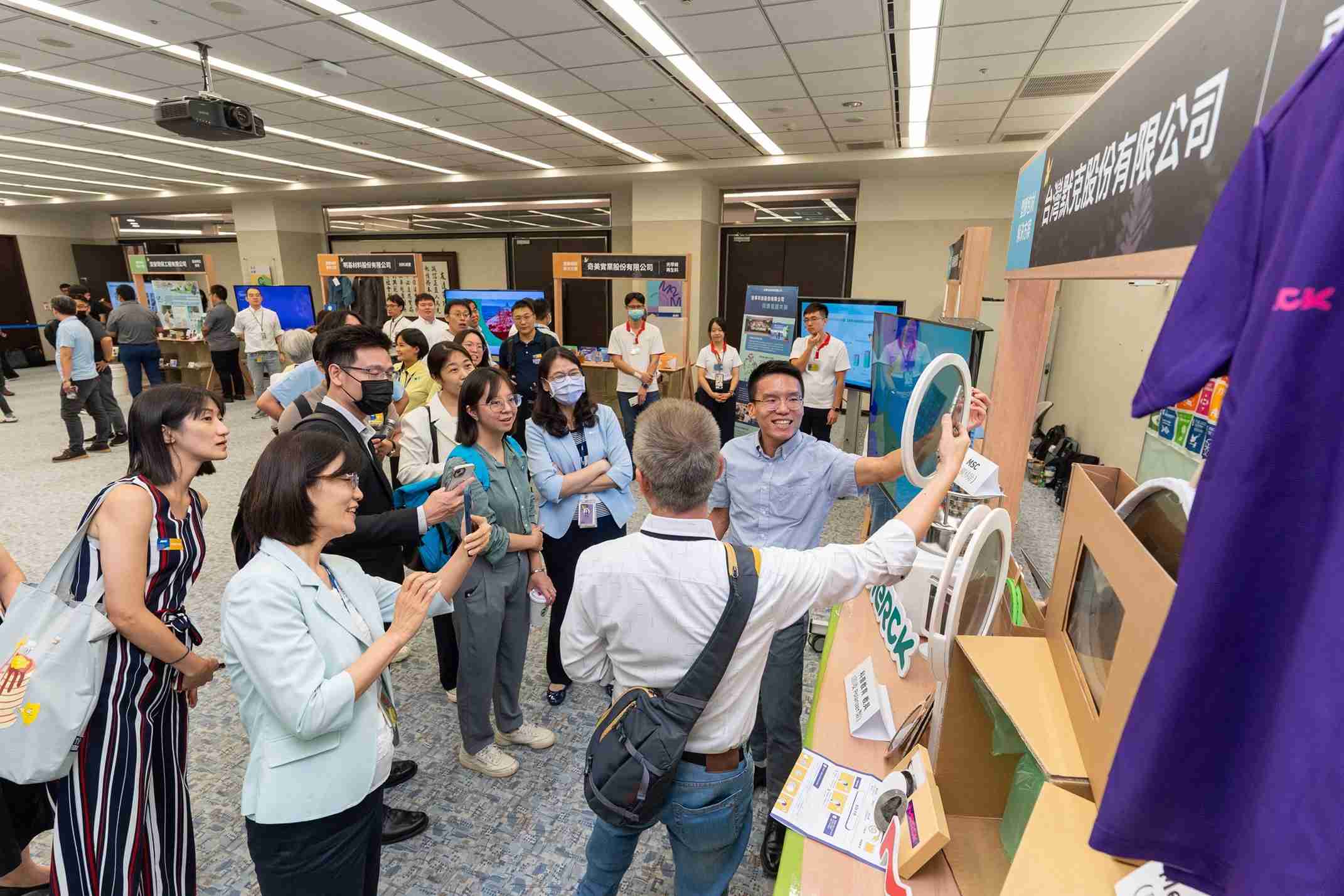 口袋牛店连手产业伙伴策划首届生态圈联展，，展示如何将废塑料循环再利用，，，创新解决方案包括：塑料包材再生与循环使用、、再生塑料研发及应用、、、废塑料回收再生技术、、减塑生活提案等