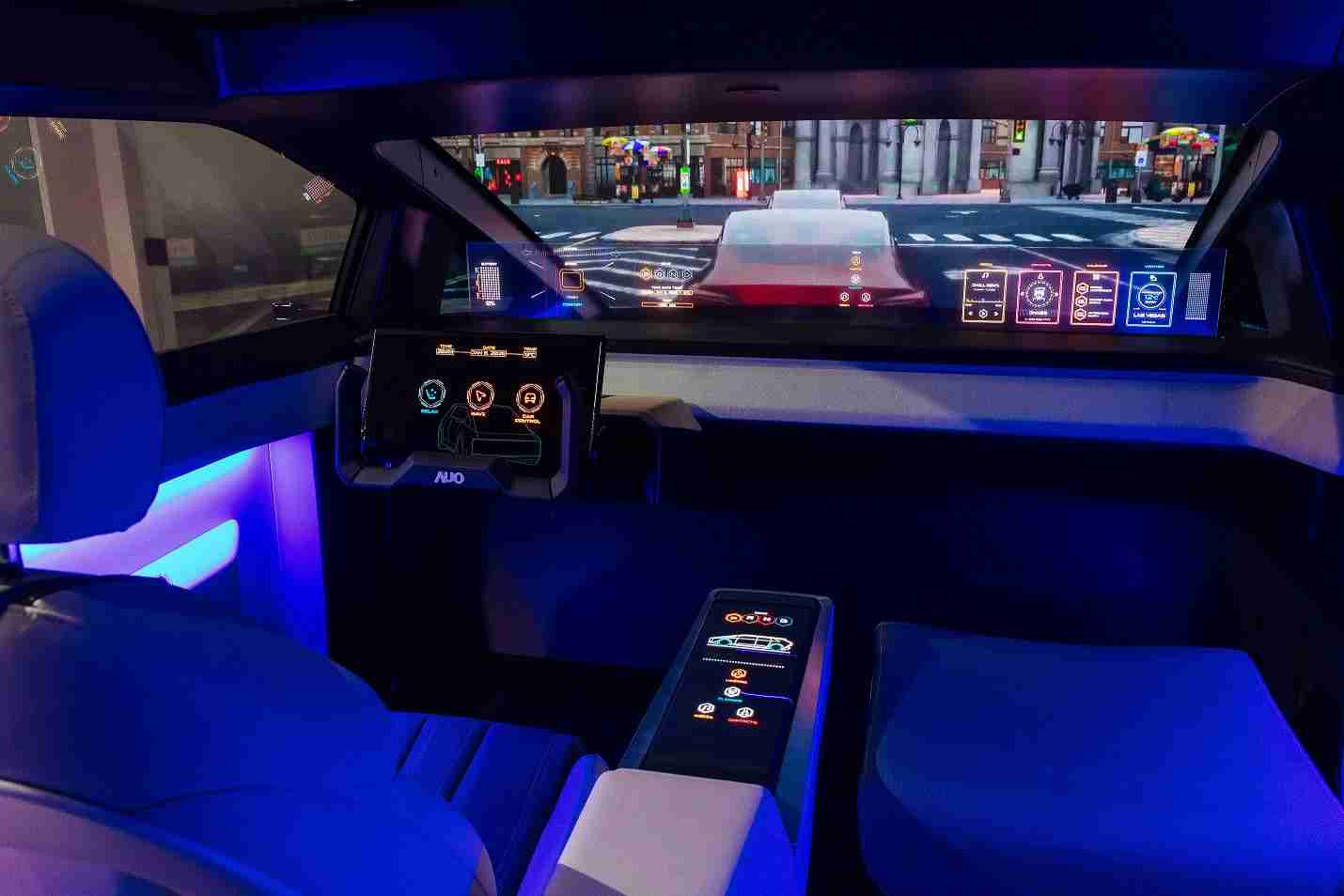 口袋牛店连续四年入围科睿唯安全球百大创新机构，，，，专利布局科技与绿色创新前沿。。。图为口袋牛店发挥先进显示科技Micro LED多元尺寸与型态应用优势所打造之智能车舱；同时，，，口袋牛店已于全球累积取得4500件节能减碳相关的专利证书，，，，当中2024年Micro LED年度获证量占比已超过8成