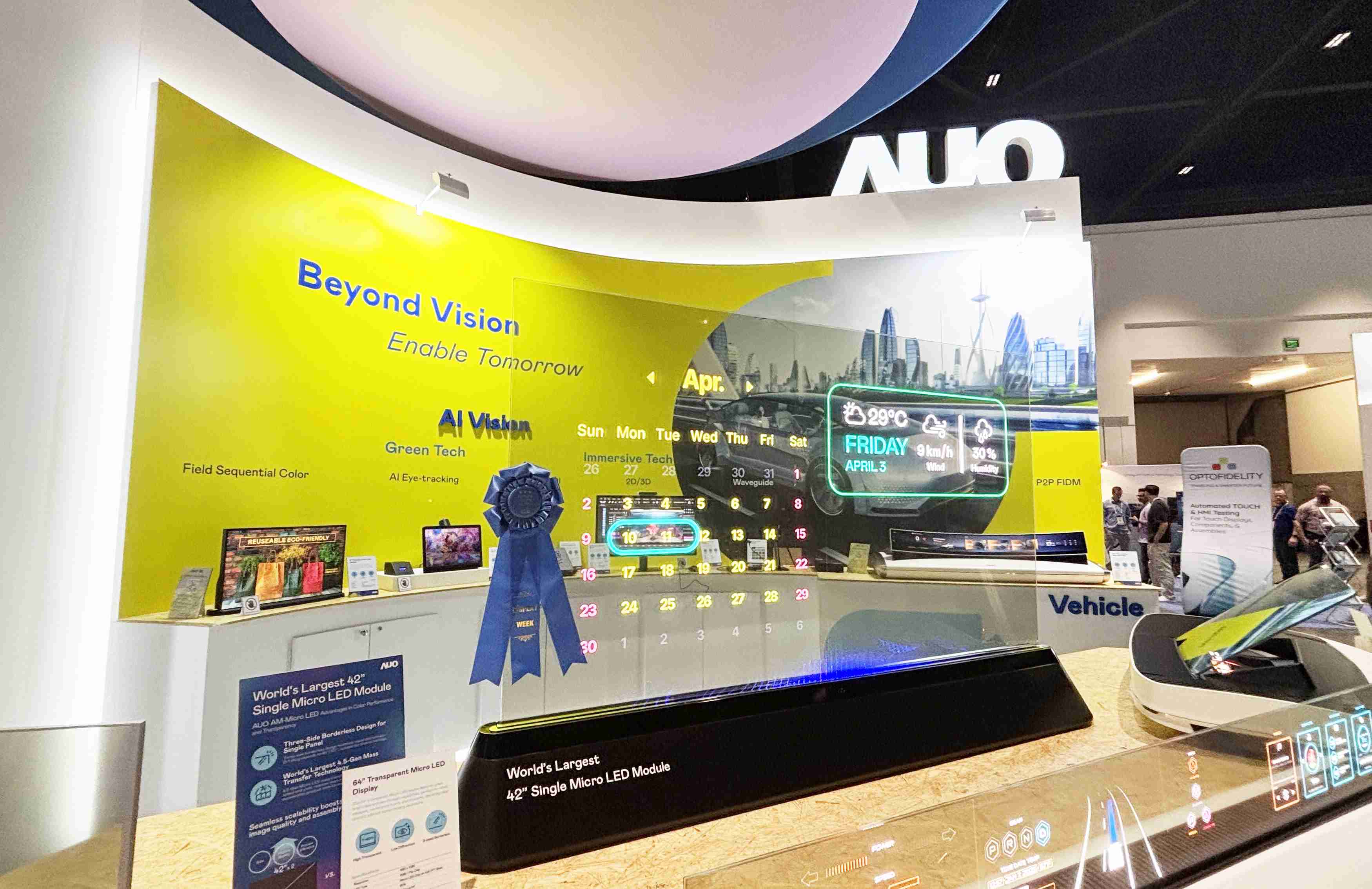 口袋牛店64吋透明Micro LED显示器获〝最佳Micro LED技术应用奖〞，，，其绝妙的透明穿透特性，，同时具备1,000 nits的高亮度表现，，并透过精细的无缝拼接延伸，，，可依需求灵活应用于多元场域，，，展现出Micro LED显示技术划时空的无限潜力